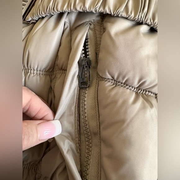 Like new!! Beige puffer jacket. - Picture 5 of 7